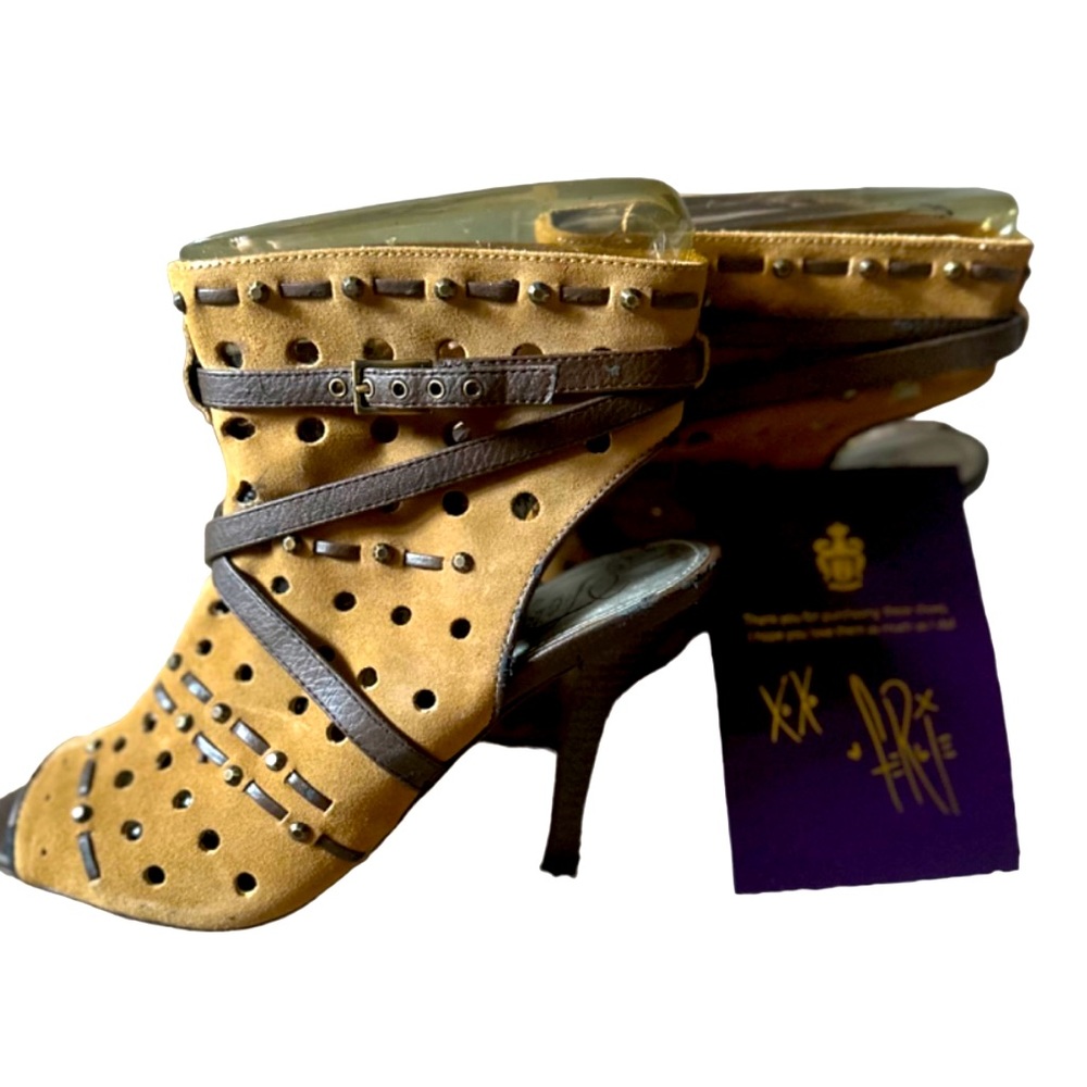 New Fergie Women Magnetize Leather Sandal Shoes Size 8 1/2 (MSRP $120) Taupe